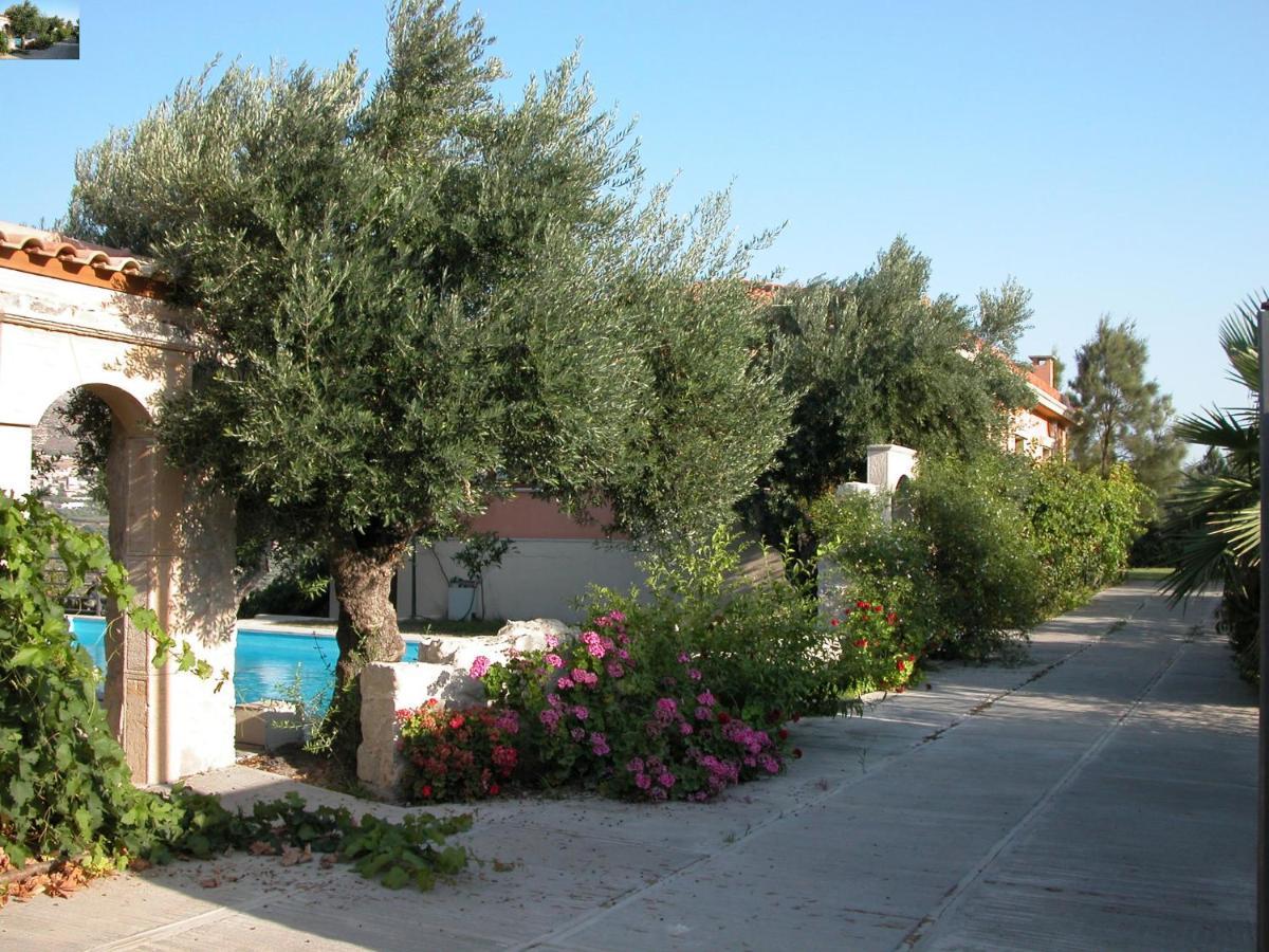 Villa Sprawling Vlilla In Malades Agios Sillas Exterior foto